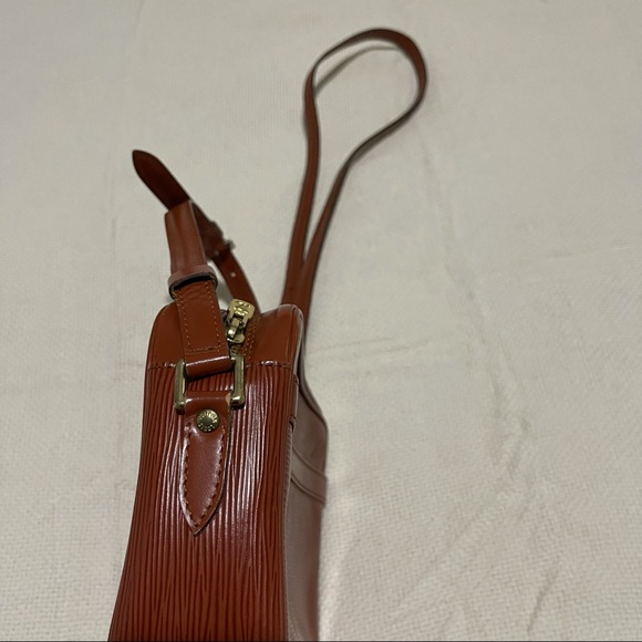 Authentic Louis Vuitton Trocadero Epi leather - Picture 4 of 10